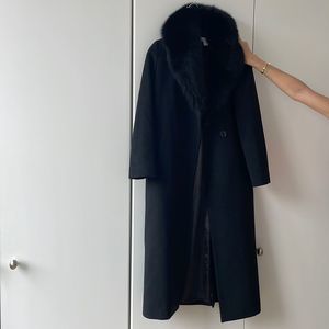 Sofia cashmere black coat with fur detail